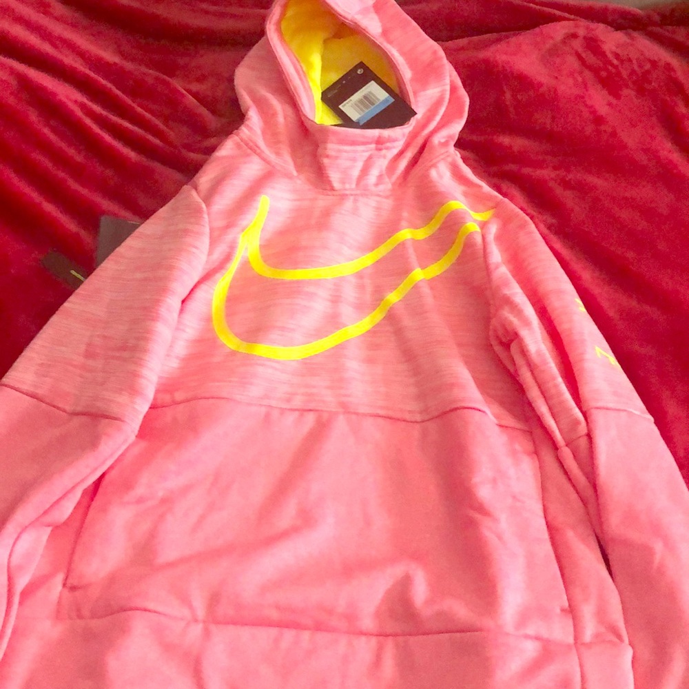 I’m selling a Nike therma jacket